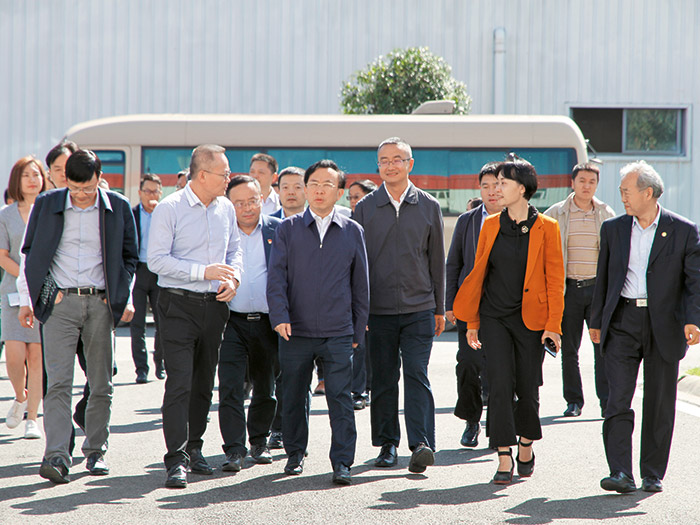  2018年成都市委常委、常務(wù)副市長謝瑞武帶隊(duì)蒞臨新筑股份，實(shí)地調(diào)研內(nèi)嵌式中低速磁浮系統(tǒng)